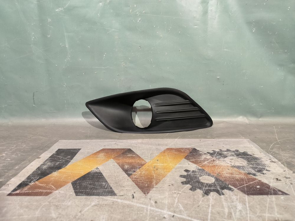 Оправа туманки Ford Focus 2+ 08- НОВАЯ LH 30555