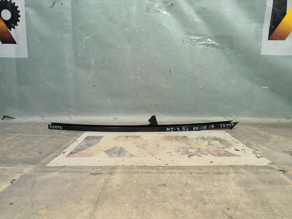 Б/У Направляющая стекла задней двери Mazda 3 BL 08- 5D LH 35447