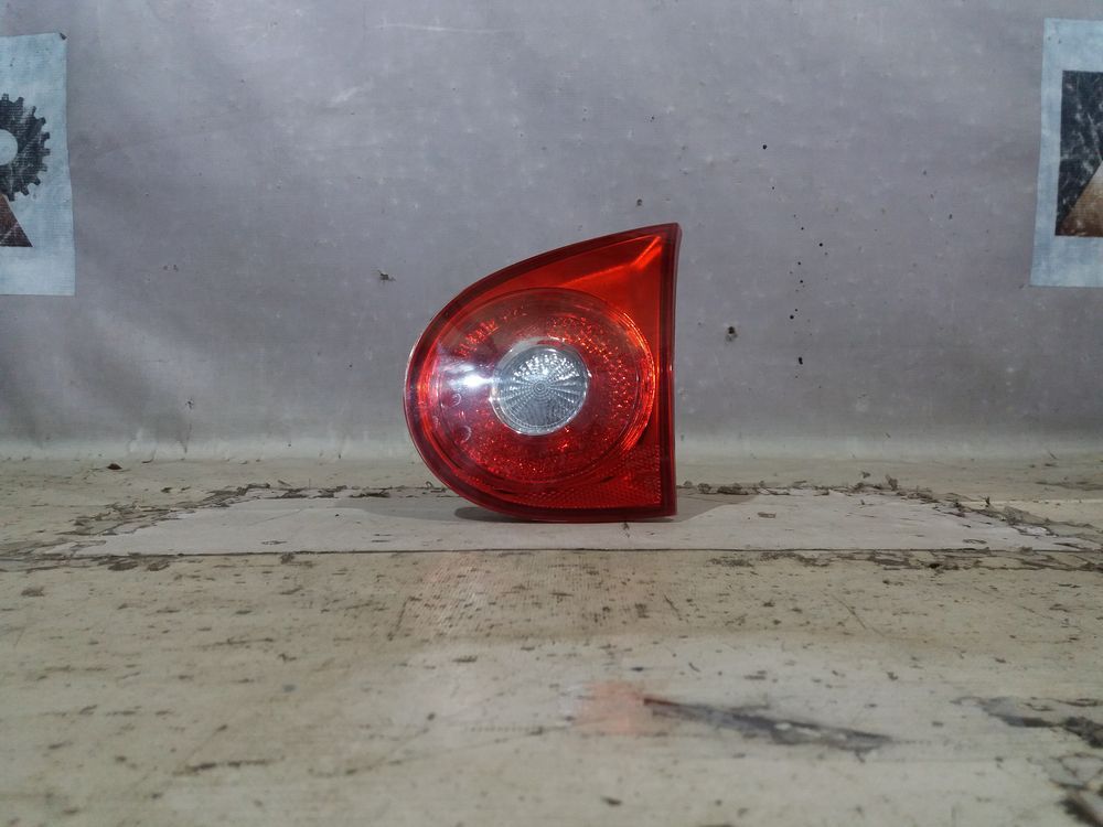 Б/У Фонарь внутренний VW Golf 5 04- RH 21884