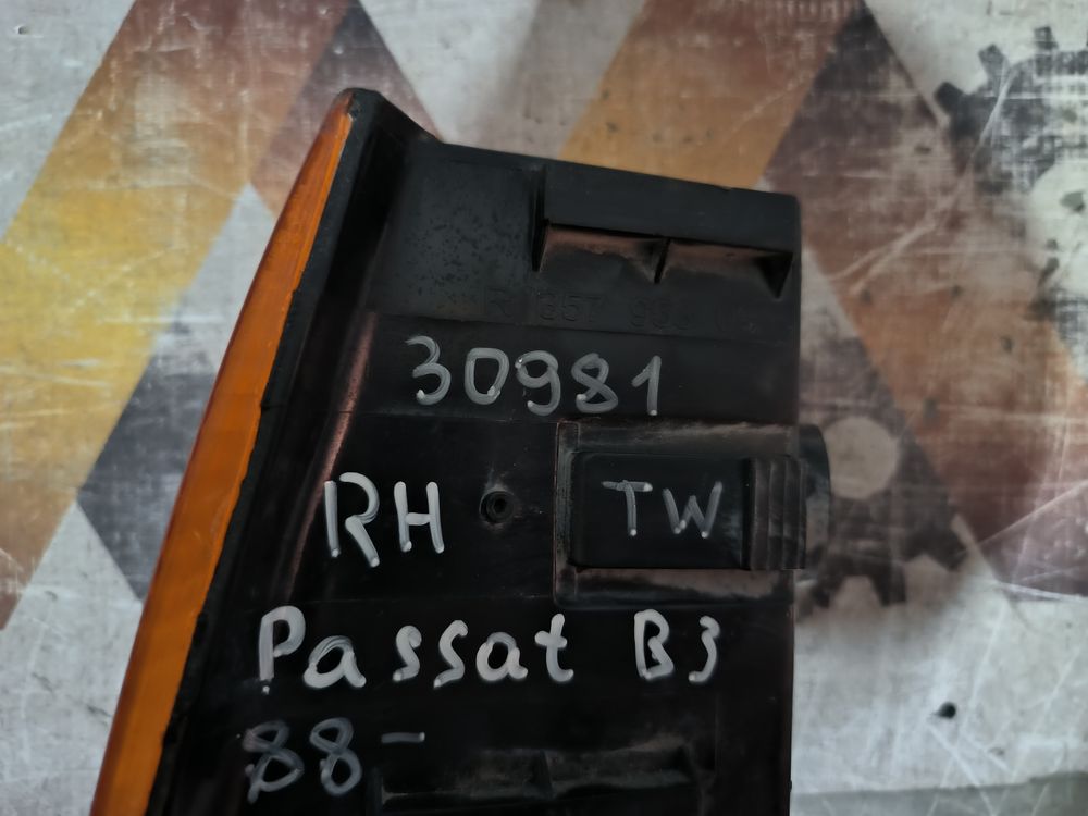 Б/У Поворотник VW Passat B3 88- RH 30981 — изображение 6