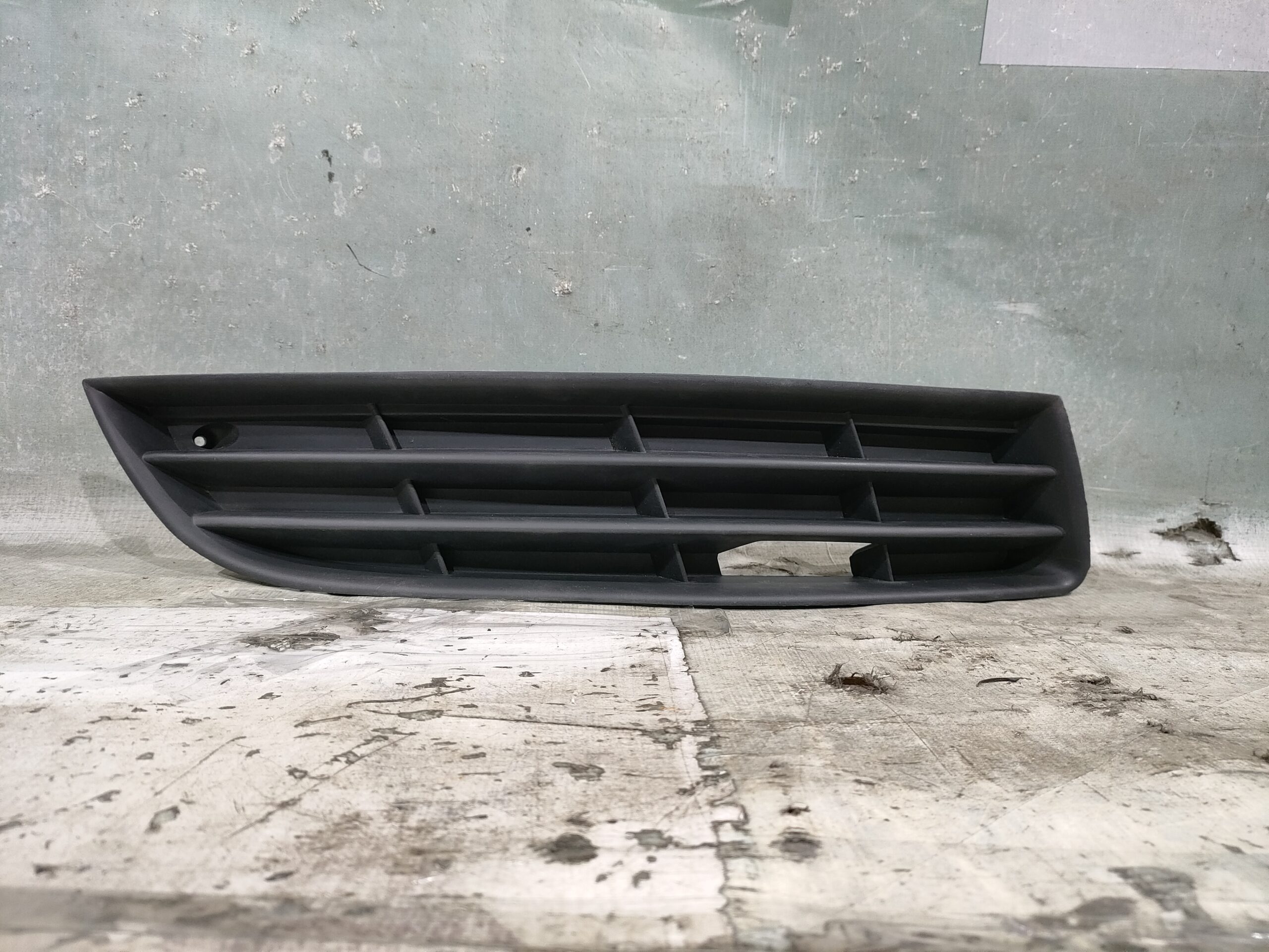 Решетка в бампер VW Passat B6 05- RH НОВАЯ TW 38075