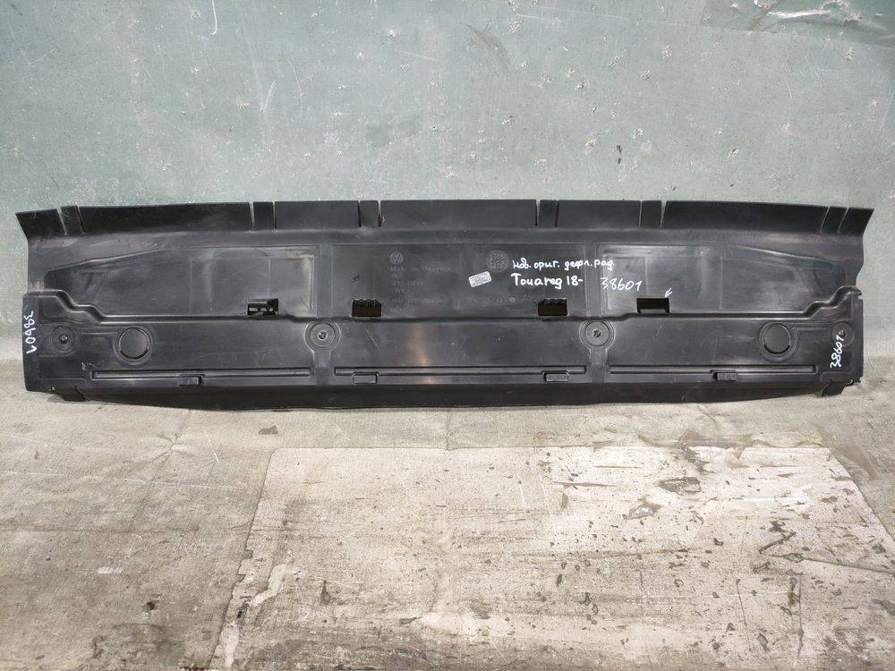 Дефлектор радиатора Volkswagen Touareg 18- НОВЫЙ 38601